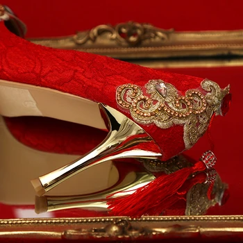Cipele ženske u crvenim štiklama svadbene cipele s kristalima i dijamantima kineski nacionalni cipele-brod s кисточками za mladenku, večernje cipele na petu zlatnu boju